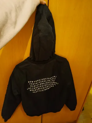 Chaqueta bomber negra con capucha marca FB sister