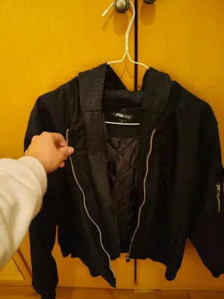 Chaqueta bomber negra con capucha marca FB sister
