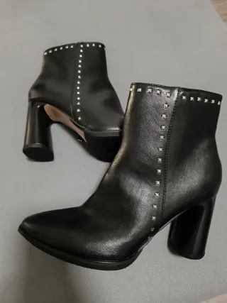 Botines negros con tachuelas con tapas y metatarso