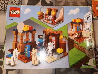 LEGO Minecraft 21167 Il Posto di Scambio