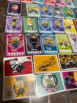 Cartas, pegatinas y figuras Minions