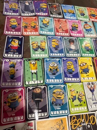 Cartas, pegatinas y figuras Minions