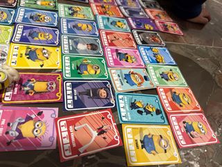 Cartas, pegatinas y figuras Minions