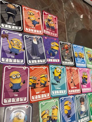 Cartas, pegatinas y figuras Minions