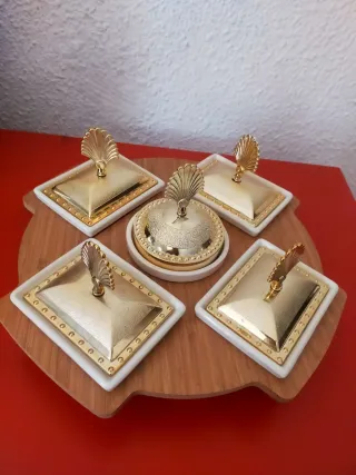 5 Recipientes de Cristal con Tapas Doradas