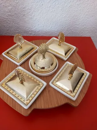 5 Recipientes de Cristal con Tapas Doradas