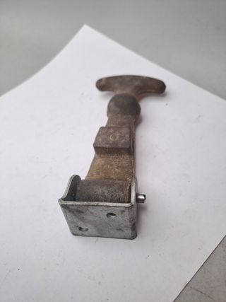 Cerradura goma capó coche