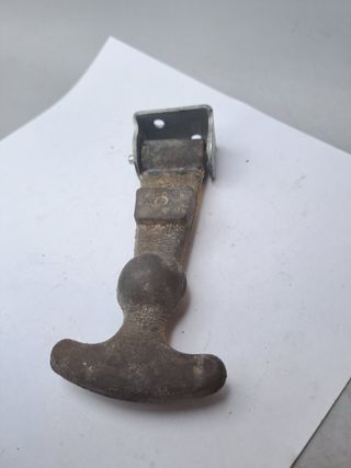 Cerradura goma capó coche