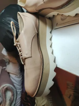 Zapatos plataforma beige con flecos