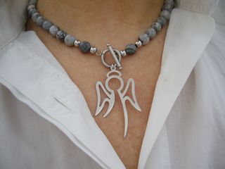 Colar de Contas Jaspe Cinza com Pingente Anjo