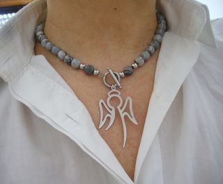 Colar de Contas Jaspe Cinza com Pingente Anjo