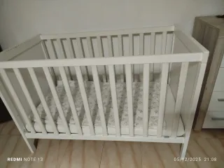 Cuna blanca de madera