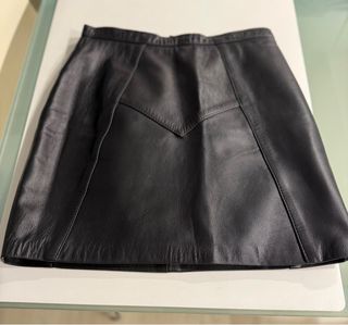 Falda de piel negra