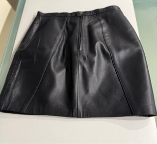 Falda de piel negra