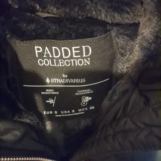 Cazadora Stradivarius negra con capucha