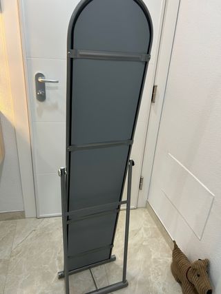 Espejo de pie metálico