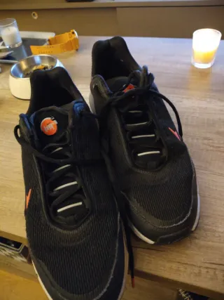 Zapatillas Nike Negras con Detalles Naranja