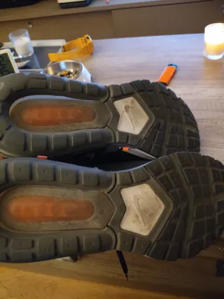 Zapatillas Nike Negras con Detalles Naranja