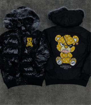 Chaqueta negra con oso amarillo