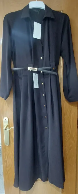 Vestido midi negro con cinturón