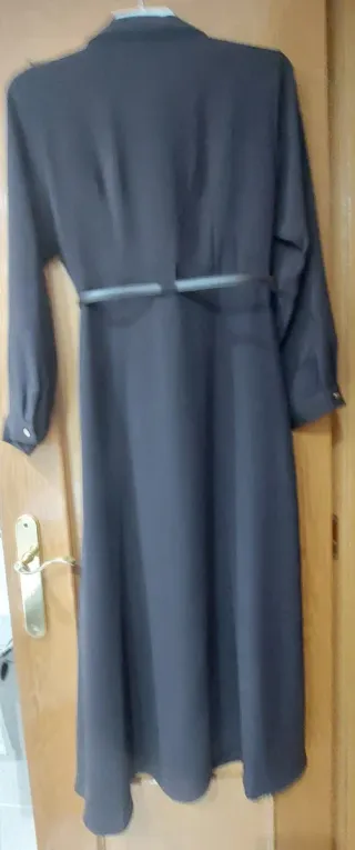 Vestido midi negro con cinturón