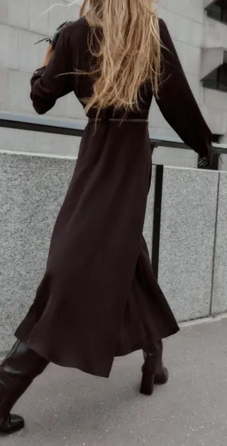 Vestido midi negro con cinturón