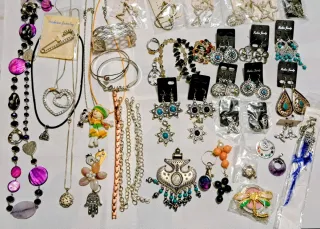 Lotto bigiotteria: collane, orecchini, bracciali