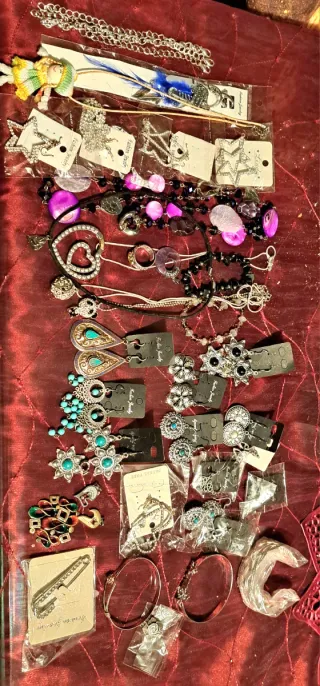 Lotto bigiotteria: collane, orecchini, bracciali