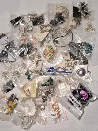 Lotto bigiotteria: collane, orecchini, bracciali