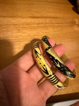 Bracciali in osso con decorazioni