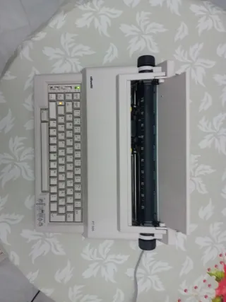 Máquina de escribir Olivetti PT 505