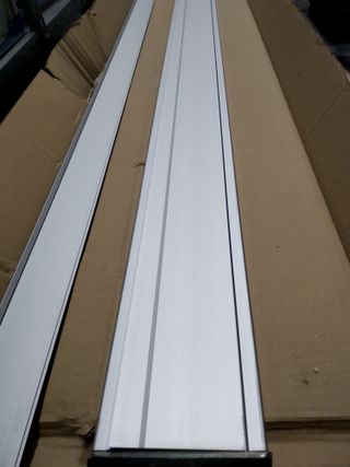 Columna aluminio para cableado oficinas