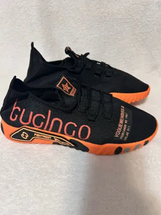 Zapatillas deportivas negras y naranjas