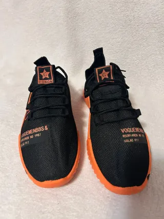 Zapatillas deportivas negras y naranjas