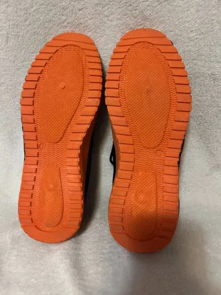 Zapatillas deportivas negras y naranjas