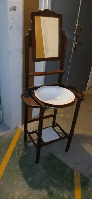 Lavamanos antiguo de madera con espejo