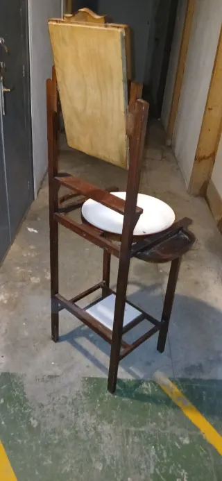 Lavamanos antiguo de madera con espejo