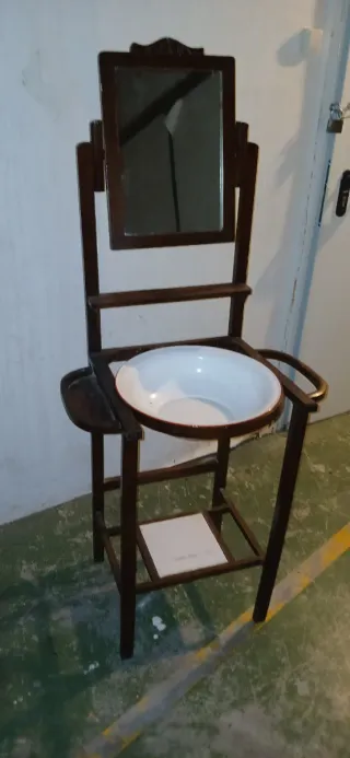Lavamanos antiguo de madera con espejo