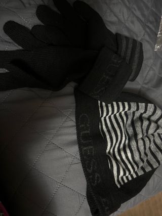 Gorro y Guantes Guess Rayas