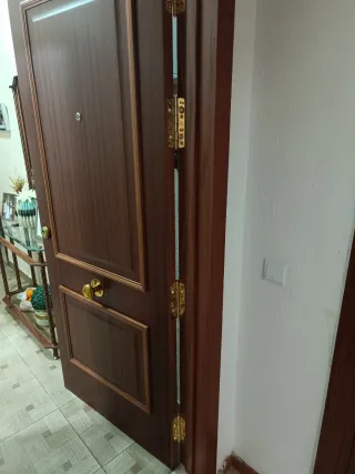 Puerta de entrada madera 87x205. No tiene llaves