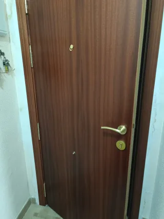 Puerta de entrada madera 87x205. No tiene llaves