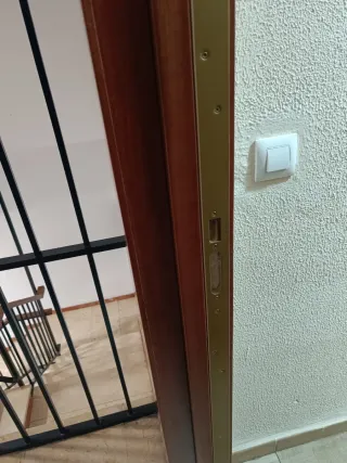 Puerta de entrada madera 87x205. No tiene llaves