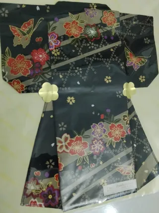 Pañuelo japonés doblado en forma de kimono