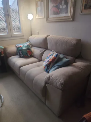 Sofá beige de tela en perfecto estado