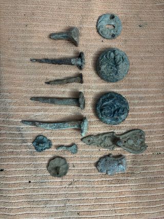 Lote de clavos y piezas antiguas