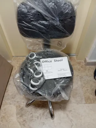 Silla giratoria redonda con respaldo negra  nueva