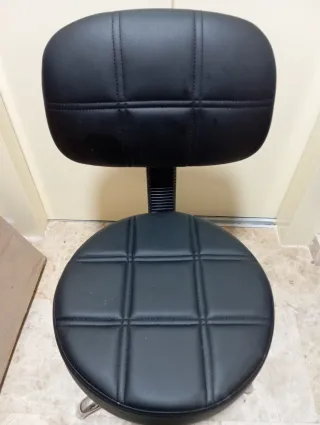 Silla giratoria redonda con respaldo negra  nueva