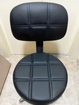 Silla giratoria redonda con respaldo negra  nueva