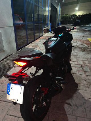Honda CBR 500 R 2018 Negra+ casco