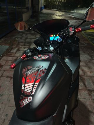 Honda CBR 500 R 2018 Negra+ casco